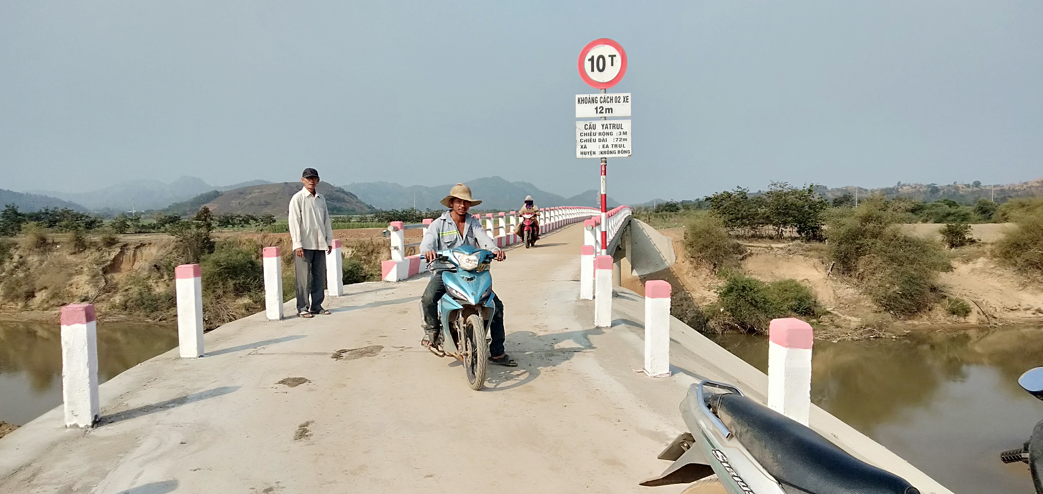 Chiếc cầu nối những bờ vui